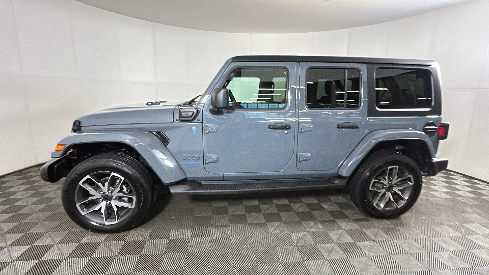 Used 2024 Jeep Wrangler Unlimited w/ Convenience Group AWD/4WD image 7