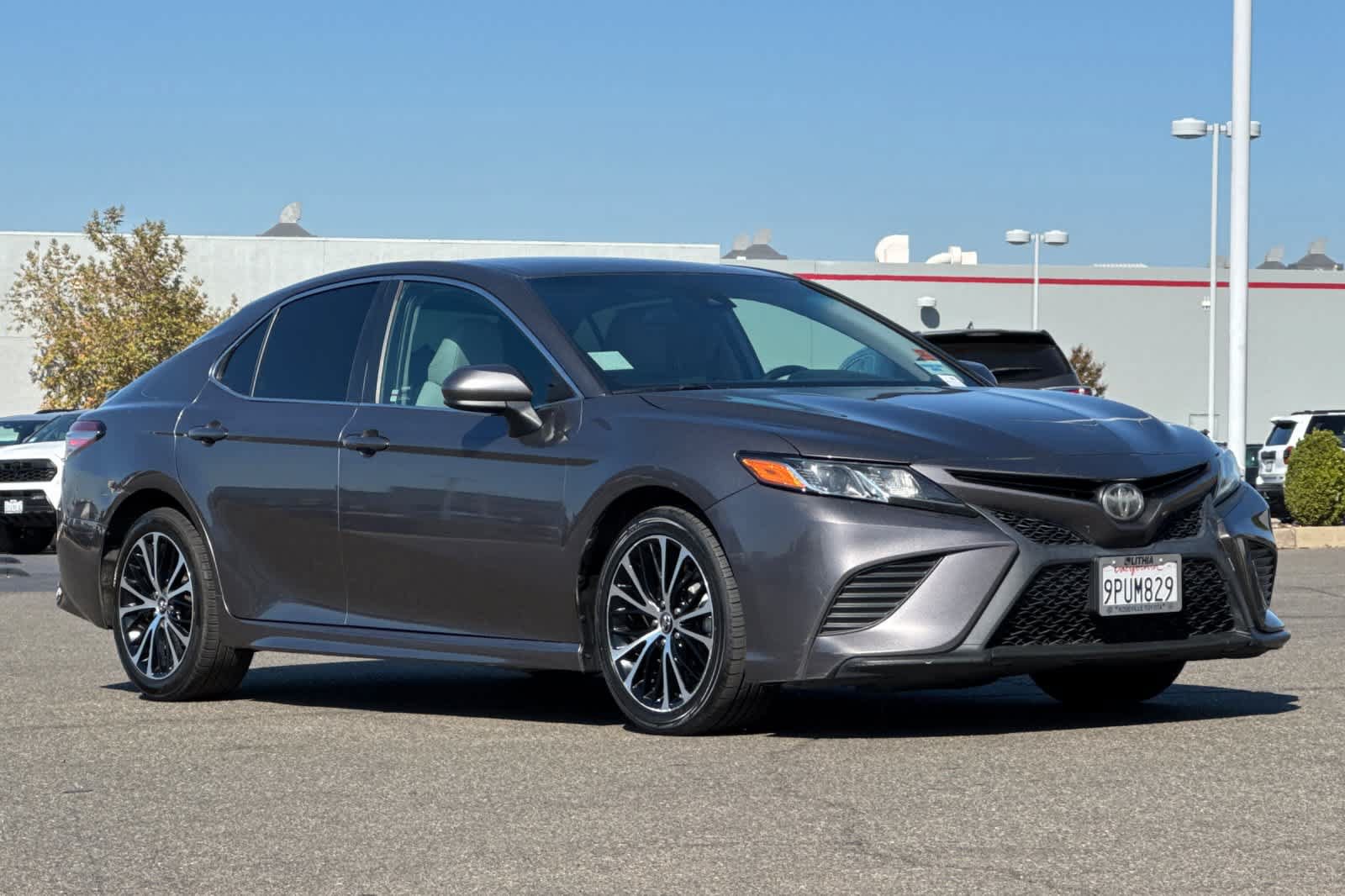 Used 2019 Toyota Camry SE w/ Carpet Mat Package FWD image 4