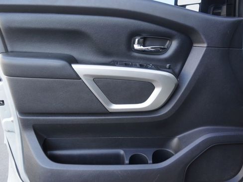 Used 2018 Nissan Titan SV w/ SV Convenience Package image 26