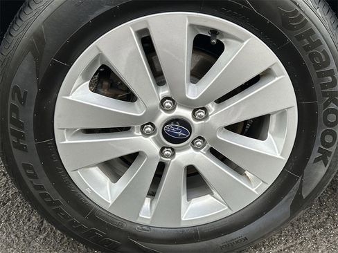 Used 2017 Subaru Outback 2.5i Premium image 12