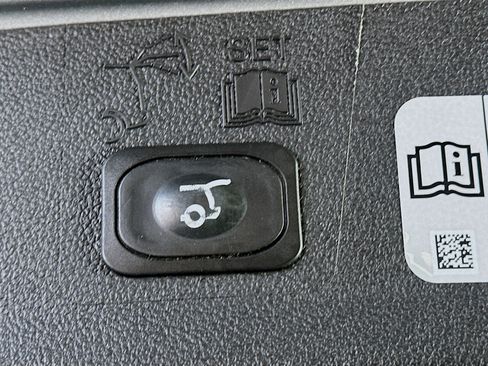 Used 2018 Ford Escape Titanium w/ Ford Safe & Smart Package image 30