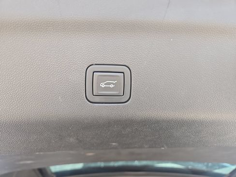 Used 2023 GMC Yukon XL SLT w/ SLT Premium Package RWD image 10