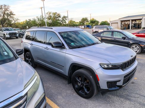 Used 2022 Jeep Grand Cherokee L Laredo image 7