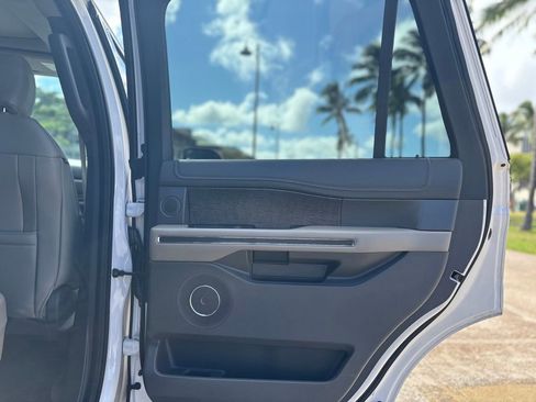 Used 2018 Ford Expedition Limited w/ Equipment Group 301A AWD/4WD image 19