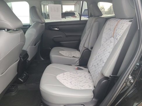 Used 2023 Toyota Highlander Bronze Edition image 14