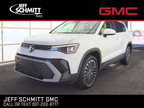 Used 2025 Volkswagen Taos SE FWD image 1