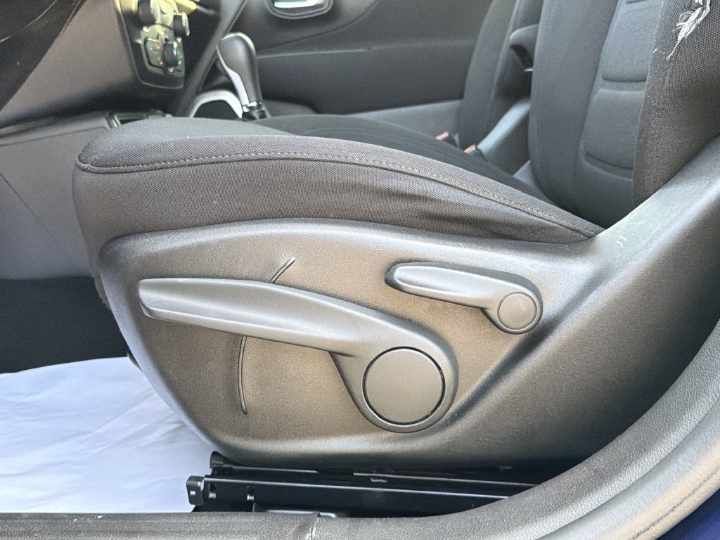 Used 2021 Jeep Renegade Latitude FWD image 21