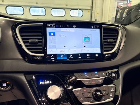 Used 2025 Chrysler Pacifica Select FWD image 16