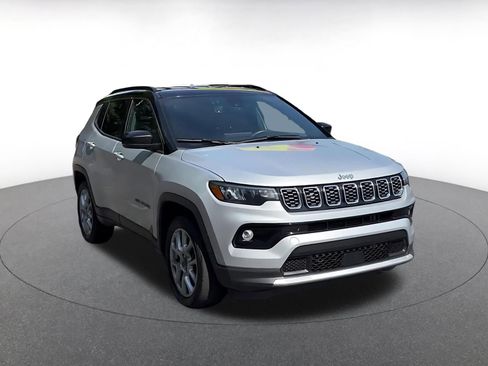 Used 2025 Jeep Compass Limited AWD/4WD image 3