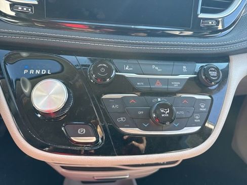 Used 2024 Chrysler Pacifica Select image 13