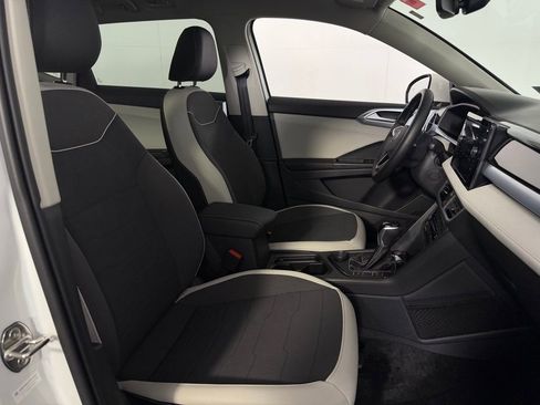 Used 2025 Volkswagen Taos SE w/ Panoramic Sunroof Package image 31