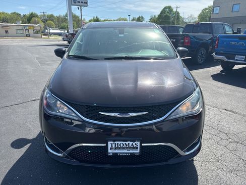 Used 2019 Chrysler Pacifica Touring Plus w/ Tire & Wheel Group FWD image 2