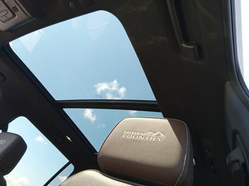 Used 2024 Chevrolet Suburban High Country image 9