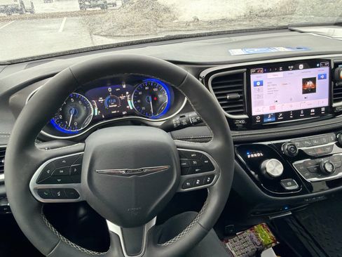 Used 2025 Chrysler Pacifica Select w/ Uconnect Theater Family Group image 9