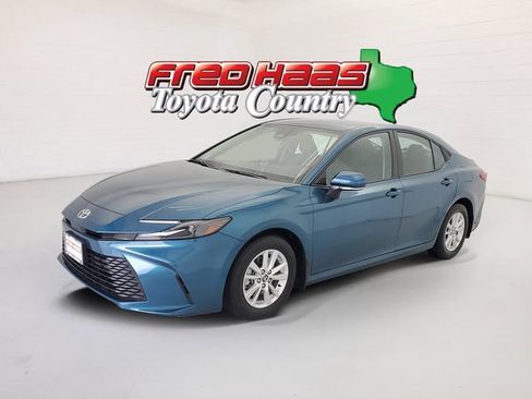 Used 2025 Toyota Camry LE w/ Convenience Package FWD image 1