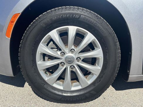 Used 2019 Chrysler Pacifica Touring-L image 42