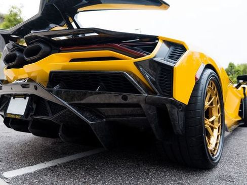 Used 2025 Lamborghini Revuelto AWD/4WD image 19