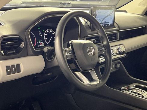 Used 2025 Honda Pilot Touring image 17