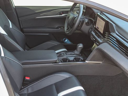 Used 2025 Toyota Camry SE w/ Convenience Package FWD image 19