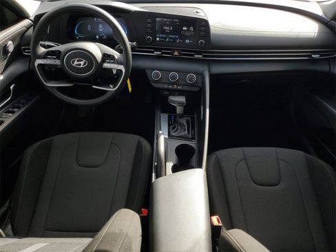 Used 2025 Hyundai Elantra SE image 13