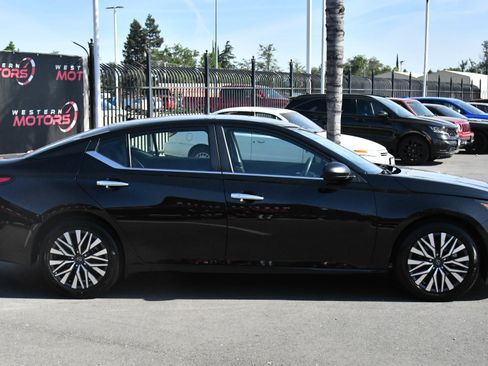 Used 2025 Nissan Altima 2.5 SV FWD image 9