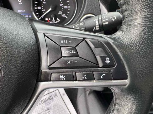 Used 2018 Nissan Rogue SV w/ Premium Package image 15