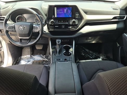 Used 2023 Toyota Highlander LE FWD image 12