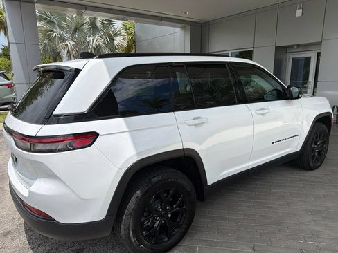 Used 2025 Jeep Grand Cherokee Altitude w/ Trailer Tow Package RWD image 3