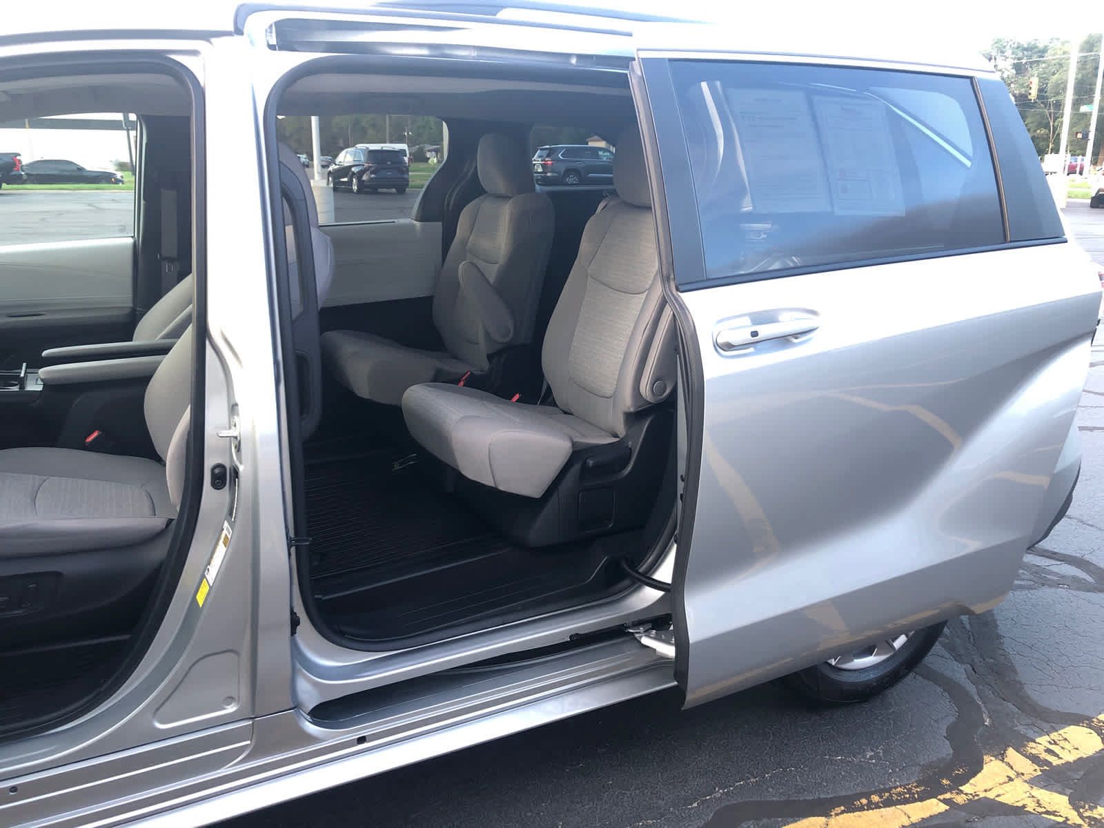 Certified 2025 Toyota Sienna LE w/ LE Plus Package FWD image 30