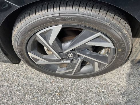 Used 2024 Hyundai Elantra Limited FWD image 5