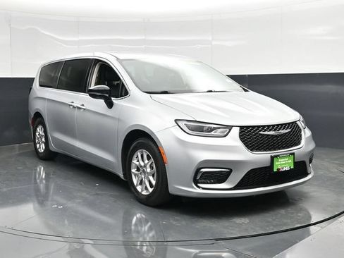 Certified 2024 Chrysler Pacifica Touring-L FWD image 6