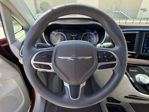 Used 2018 Chrysler Pacifica Touring Plus FWD image 21