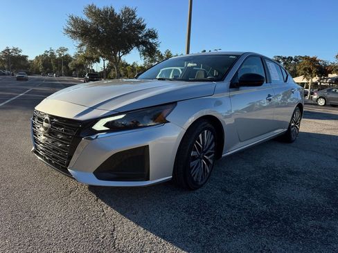 Used 2024 Nissan Altima 2.5 SV image 3