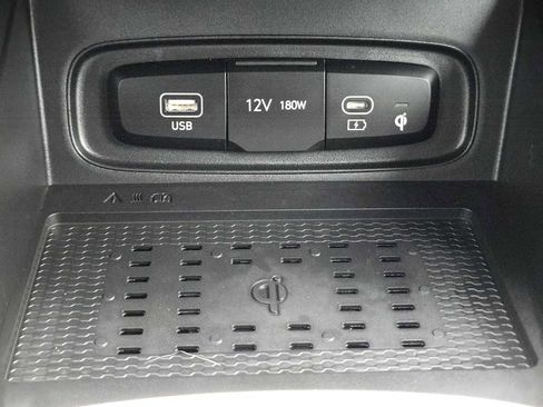 Certified 2025 Hyundai Venue Limited image 19