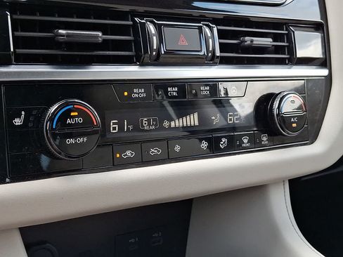 Used 2023 Nissan Pathfinder SL AWD/4WD image 19