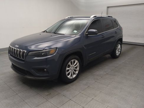 Used 2019 Jeep Cherokee Latitude w/ Cold Weather Group FWD image 2