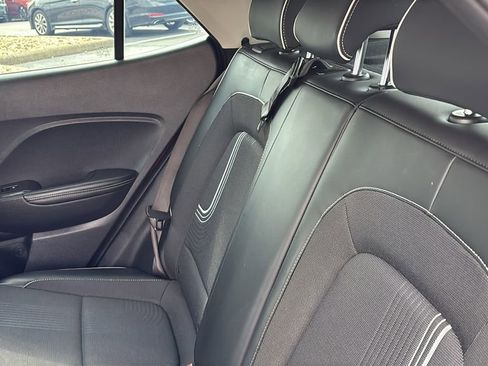 Used 2023 Hyundai Venue Limited FWD image 30