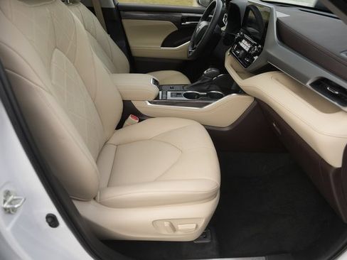 Used 2022 Toyota Highlander Platinum image 19