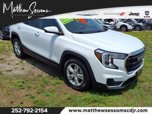 Used 2022 GMC Terrain SLE image 1