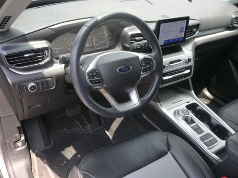 Used 2022 Ford Explorer XLT w/ Equipment Group 202A RWD image 12