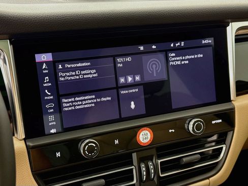 Certified 2025 Porsche Macan AWD/4WD image 18