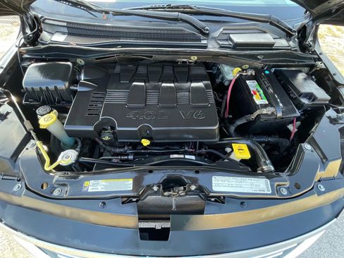 Used 2010 Volkswagen Routan SEL FWD image 39