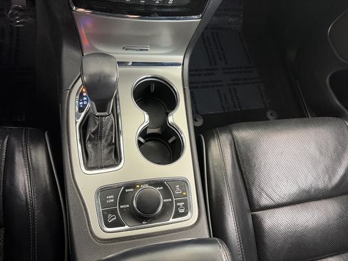 Used 2019 Jeep Grand Cherokee Overland AWD/4WD image 31