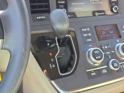 Used 2018 Toyota Sienna LE FWD image 25