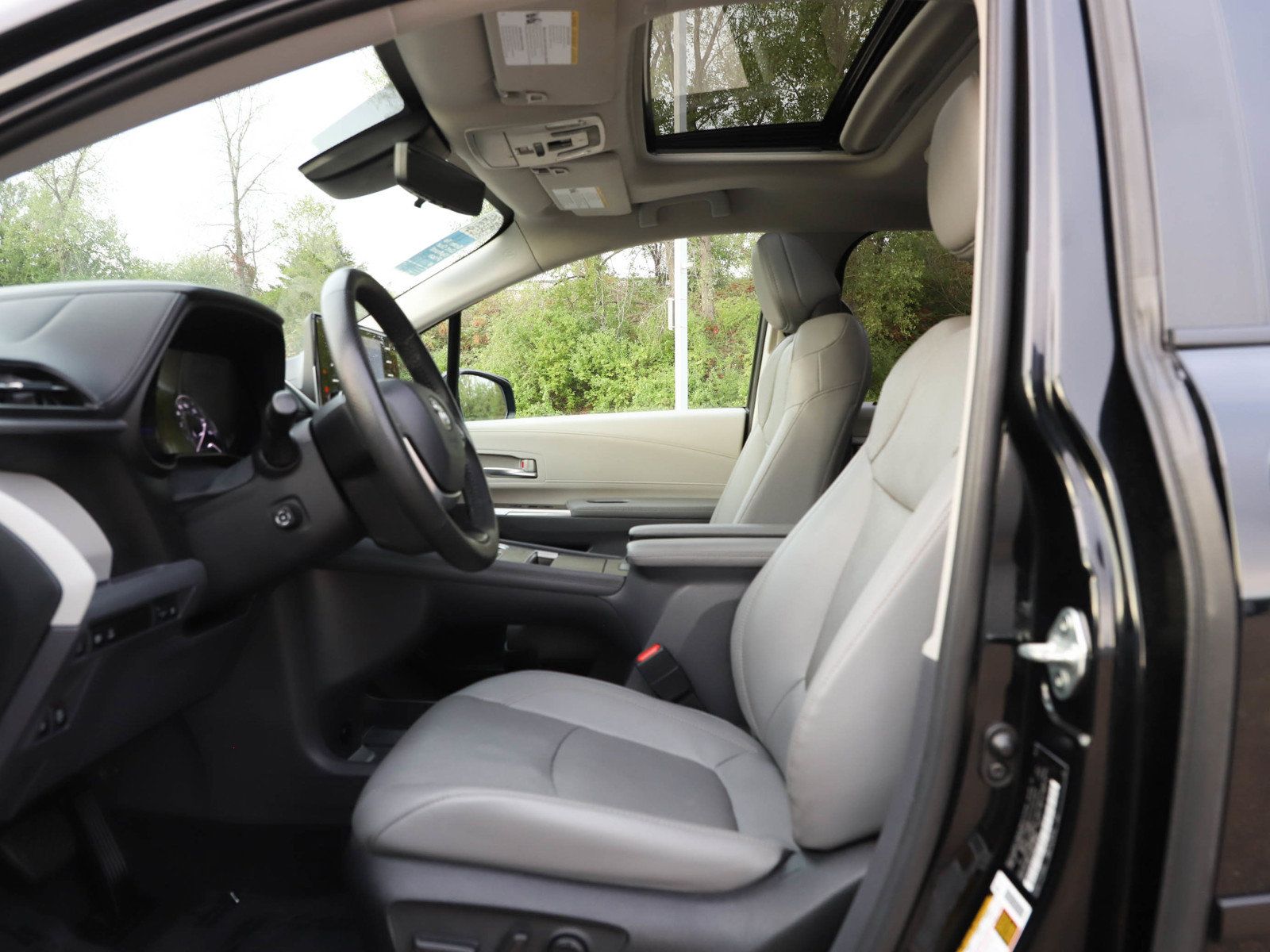 Used 2024 Toyota Sienna Limited AWD/4WD image 25