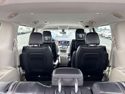 Used 2018 Chrysler Pacifica Touring-L Plus FWD image 10