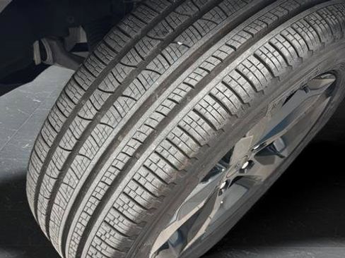 Used 2024 Jeep Grand Cherokee Limited w/ Black Appearance Package image 36