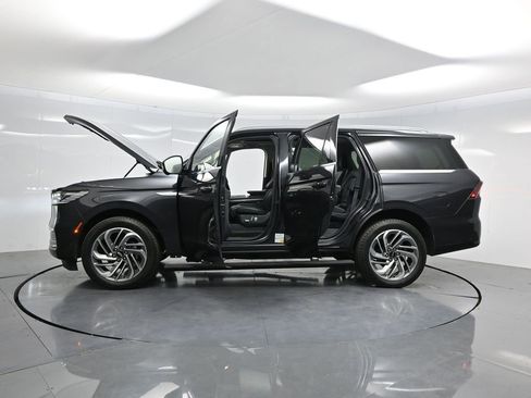 Used 2025 Lincoln Navigator Reserve image 43