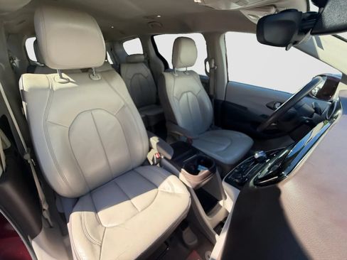 Used 2017 Chrysler Pacifica Touring-L FWD image 21