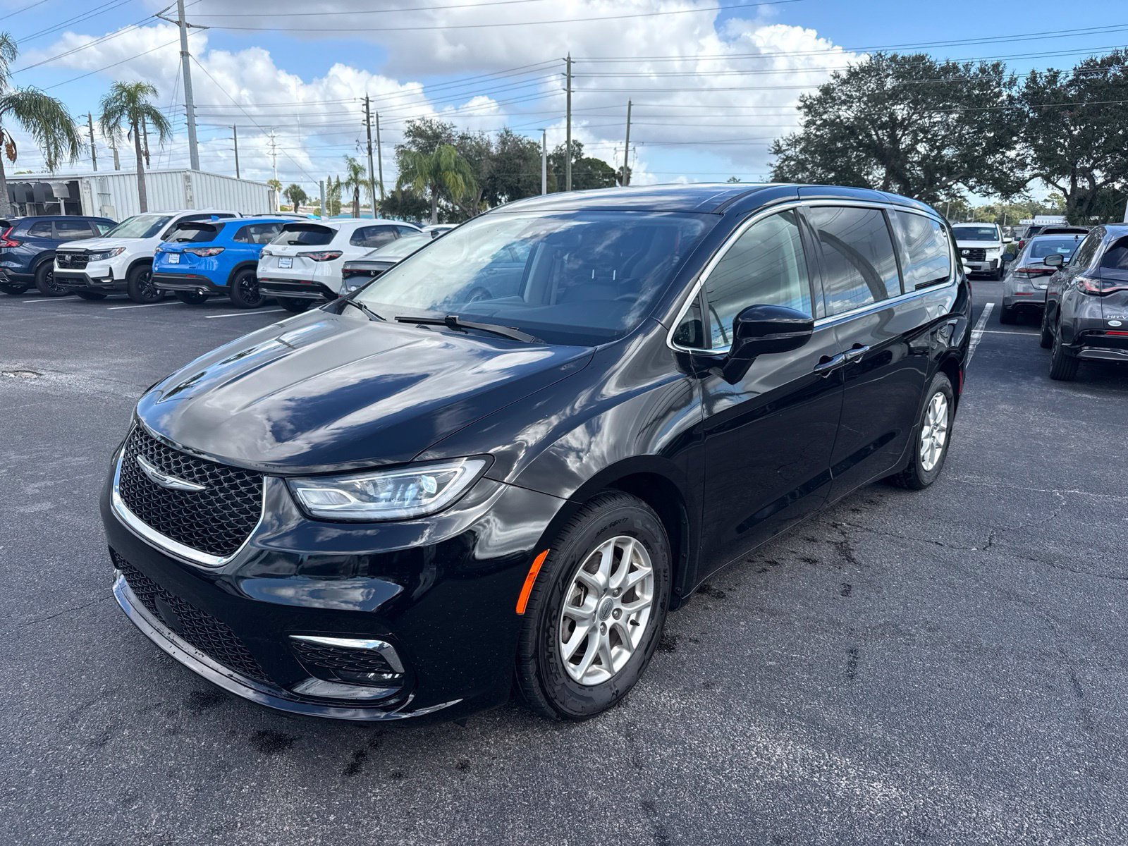 Used 2024 Chrysler Pacifica Touring-L FWD image 3